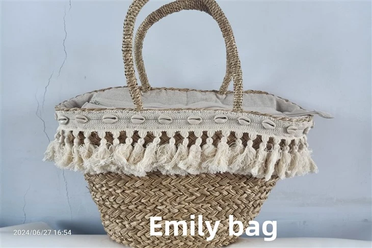 Kujundatud naised raffia kotid