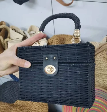 Naturaalsest rotangist must Crossbody kott