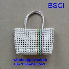 Taaskasutatud plastikust riidest kotid